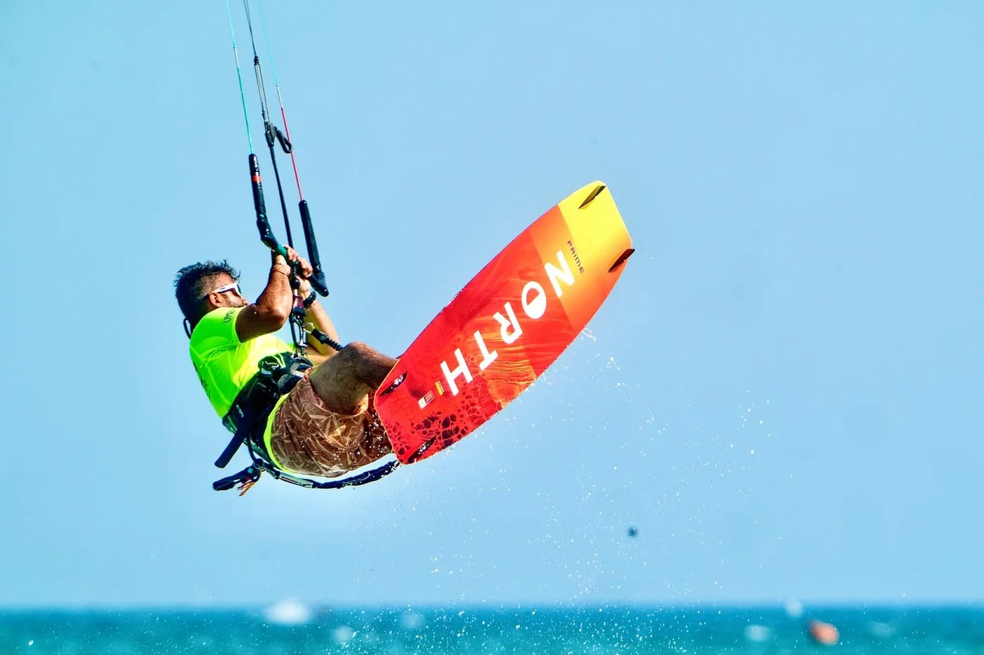 Istruttore King Kendze in salto con il kite